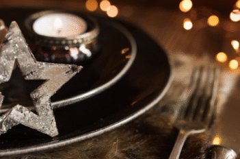 table dressée pour le repas de noel