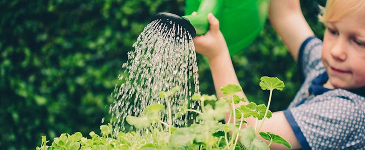 enfant jardinage