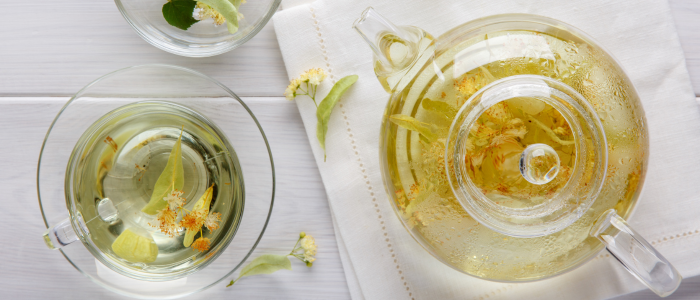 Théière et verre avec infusion
